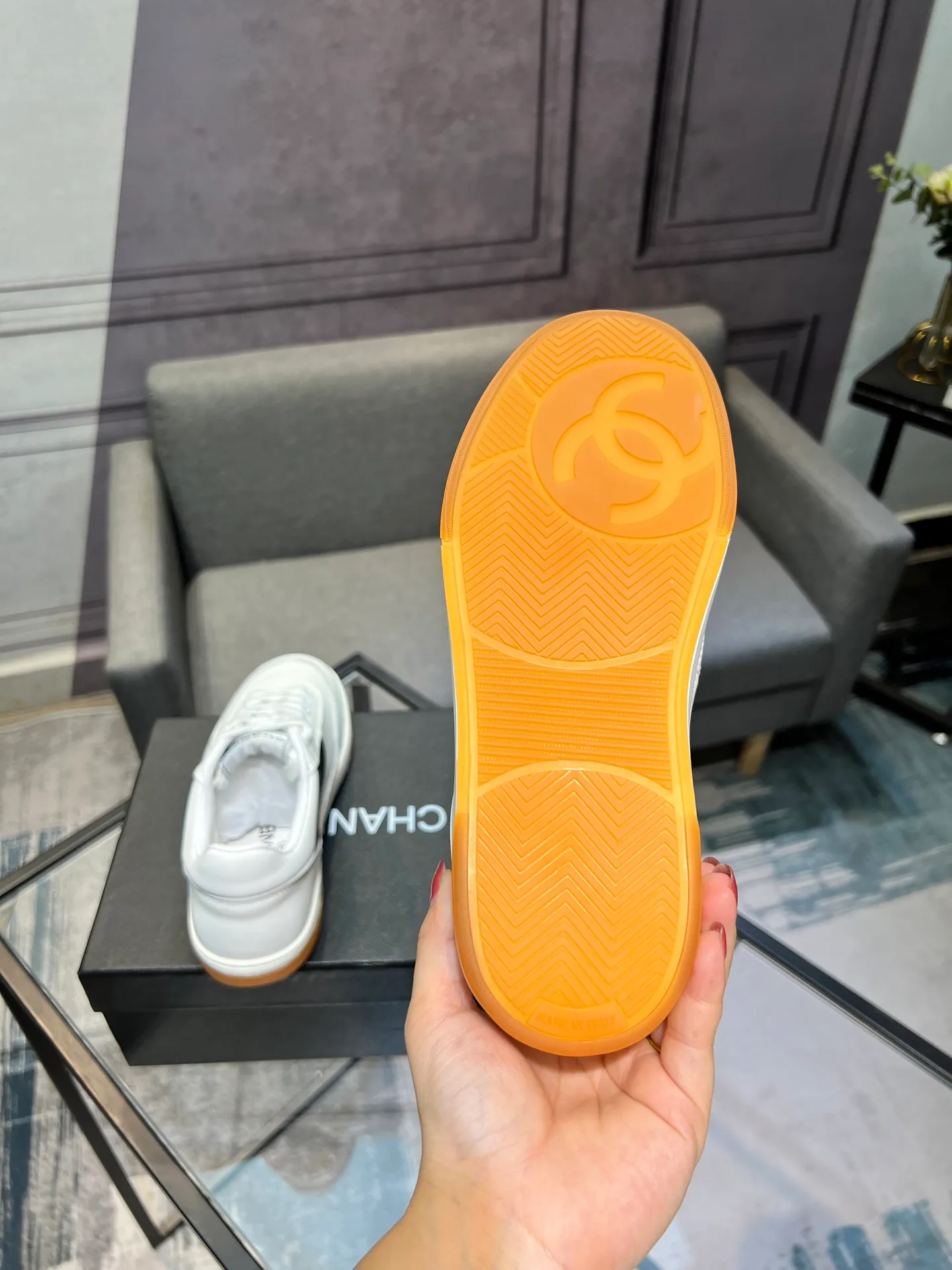 Men's men's shoes 💰620 Exclusive real shot (top version) CHANEL Chanel's new panda sneakers Panda shoes Chanel 2025ss color matching thick-soled casual sports shoes sneakers Counter synchronization The counter is very popular Very difficult to buy a shoe The most popular thick-soled panda shoes on the Internet It is obvious that Xiaoxiang control cannot miss it Simple and versatile white shoes that have both good looks and comfort Thick sole increases height, is super versatile and can be worn with eyes closed😍 Whoever wears it will look better. Upper: calfskin. Lining: imported sheepskin lining. Outsole: TPU original outsole. Size: 35-44 (41 for women, 40 for men, custom made).